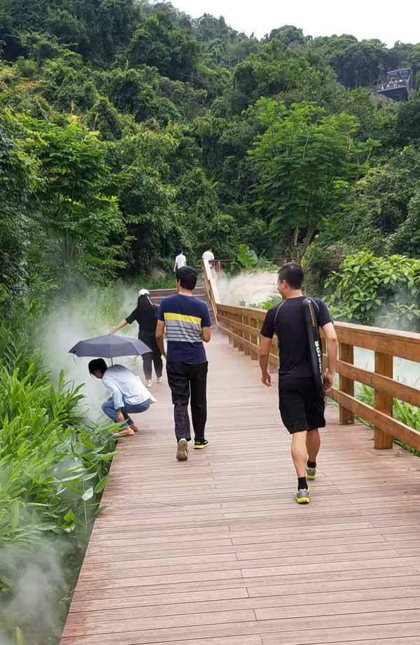 路途中，時(shí)而沾花惹草，時(shí)而風(fēng)度翩翩