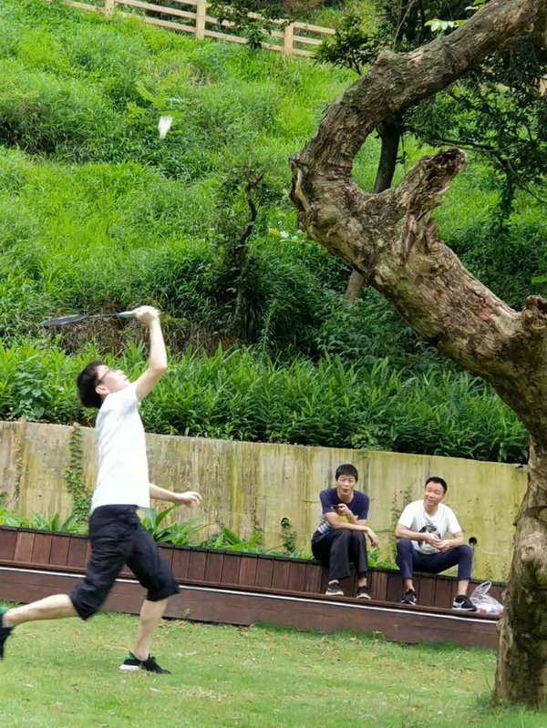 只要你肯拼，就一定不會(huì)孤獨(dú)，矚目你的人多著呢，掌聲歡呼聲時(shí)刻都在響起