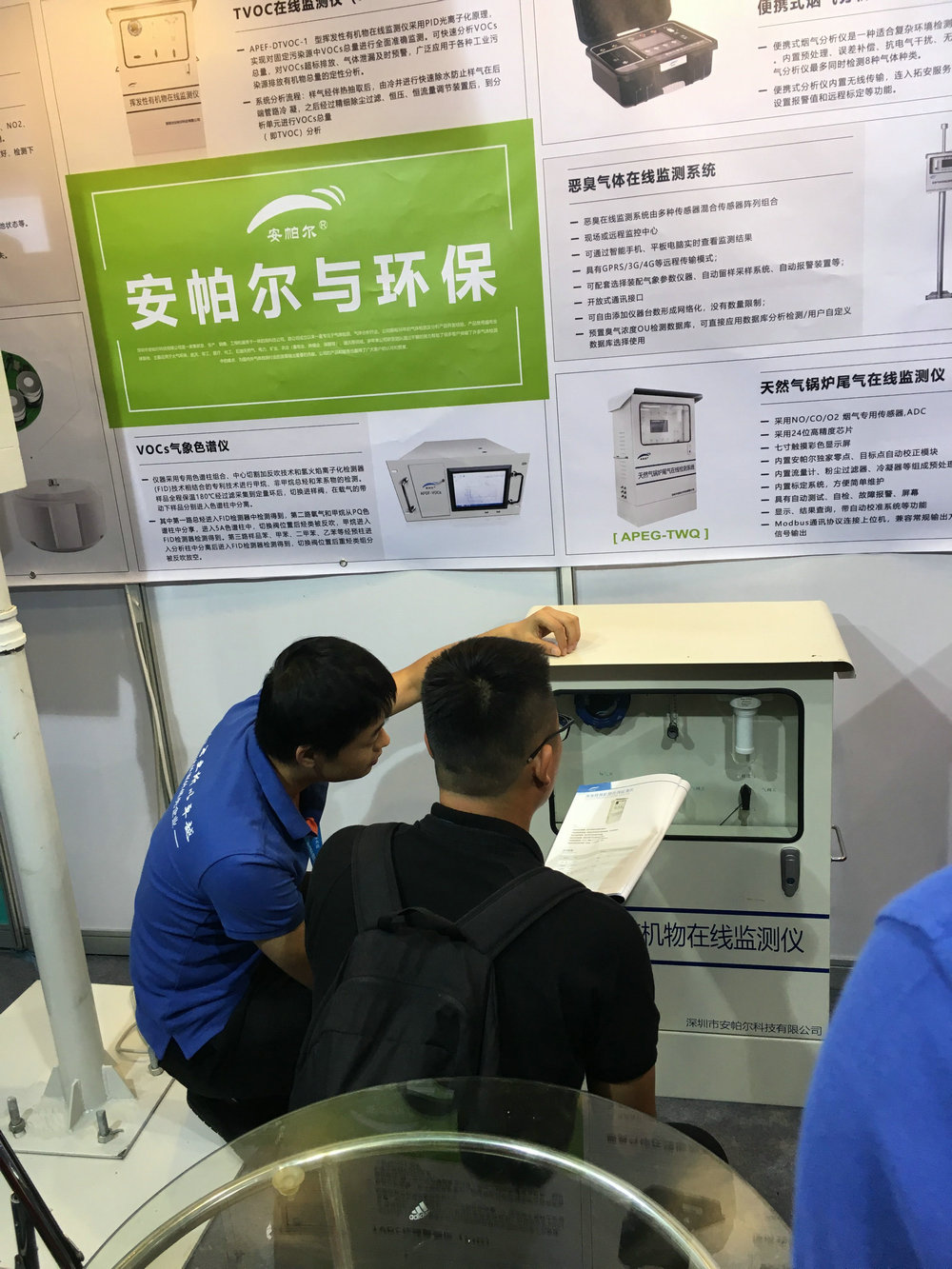 工程師為客戶做產(chǎn)品講解，客戶非常感興趣，觸摸安帕爾的產(chǎn)品